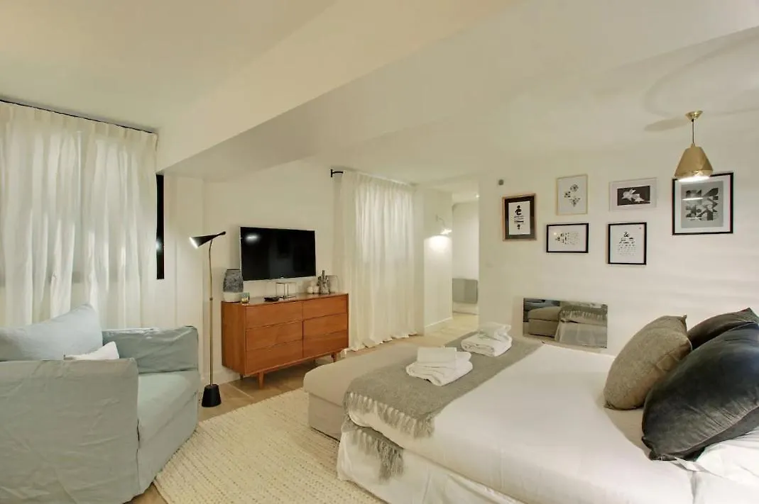 2 Appartements En 1 - Superbe Logement Pres Du Louvre L 12P Paris 0*,  France