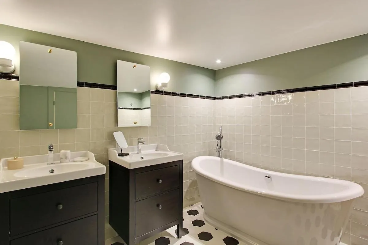 2 Appartements En 1 - Superbe Logement Pres Du Louvre L 12P Paris 0*,