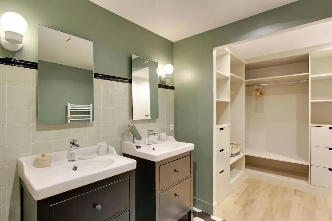 2 Appartements En 1 - Superbe Logement Pres Du Louvre L 12P Paris 0*,  France