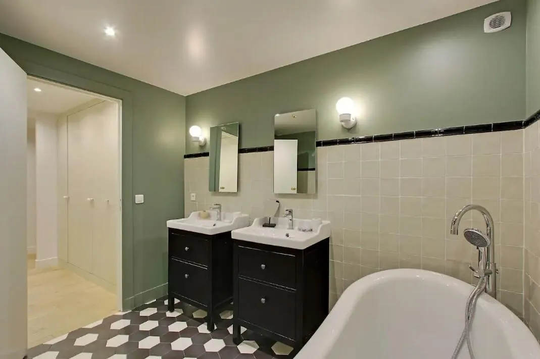 2 Appartements En 1 - Superbe Logement Pres Du Louvre L 12P Paris