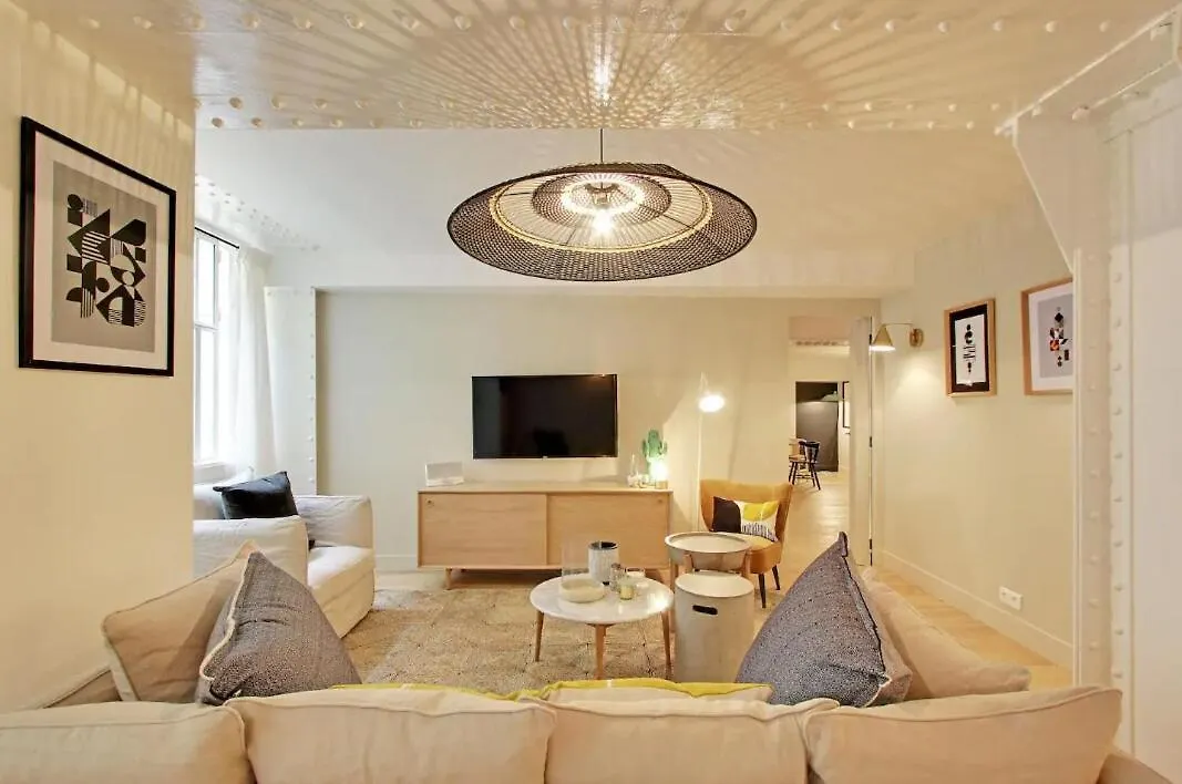 2 Appartements En 1 - Superbe Logement Pres Du Louvre L 12P contacts