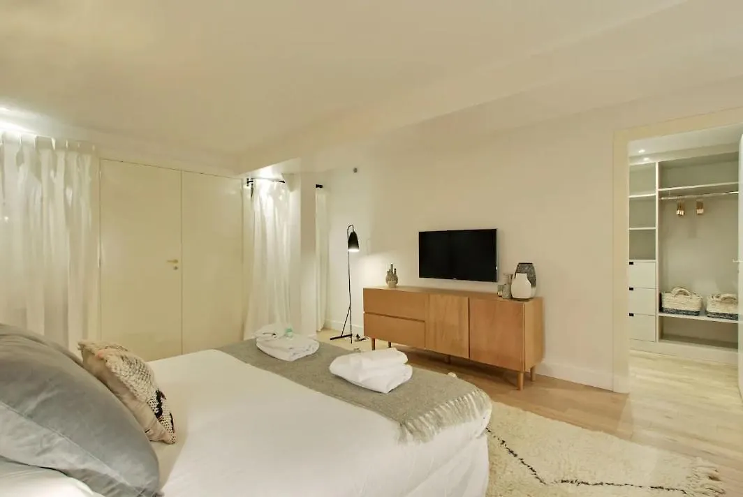 2 Appartements En 1 - Superbe Logement Pres Du Louvre L 12P Paris 0*,